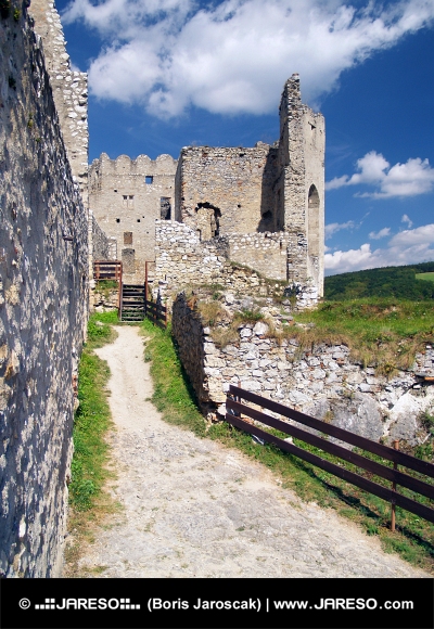 Vnútorné opevnenie hradu Beckov