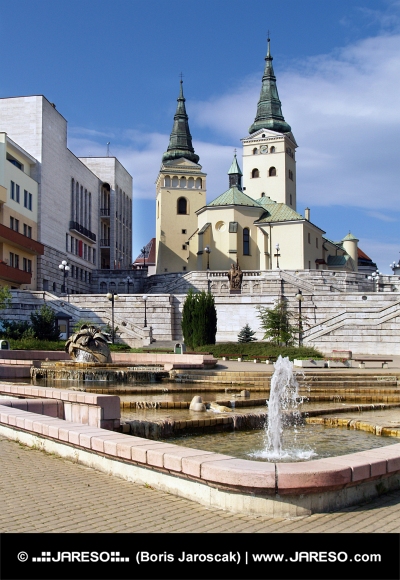 Kostol, divadlo a fontána v Žiline