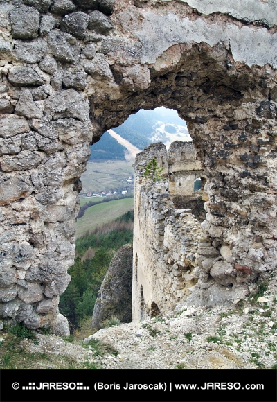 Pohľad z zrúcanina hradu Lietava