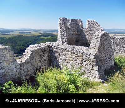 Zničené múry Čachtického hradu počas leta