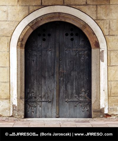 Masívne historické dvere
