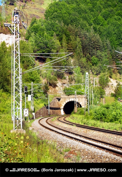 Železničná trať s tunelom pri Šútove