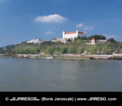 Bratislavský hrad nad riekou Dunaj