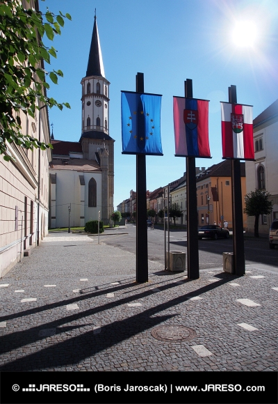 Kostolná veža a vlajky v Levoči
