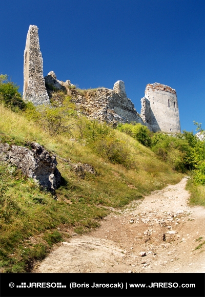 Ruiny steny Čachtického hradu