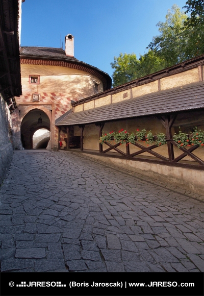 Brána vedúca na nádvorie Oravského hradu
