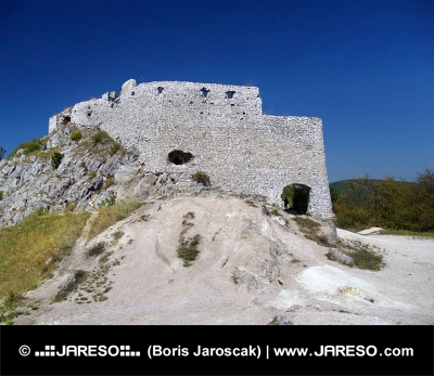 Masívne opevnenie hradu Čachtice