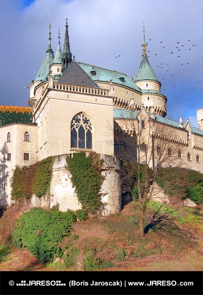 Kaplnka Bojnického zámku na jeseň