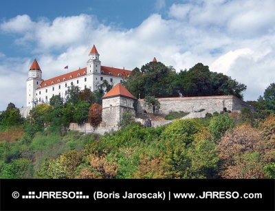 Bratislavský hrad na kopci nad Starým Mestom